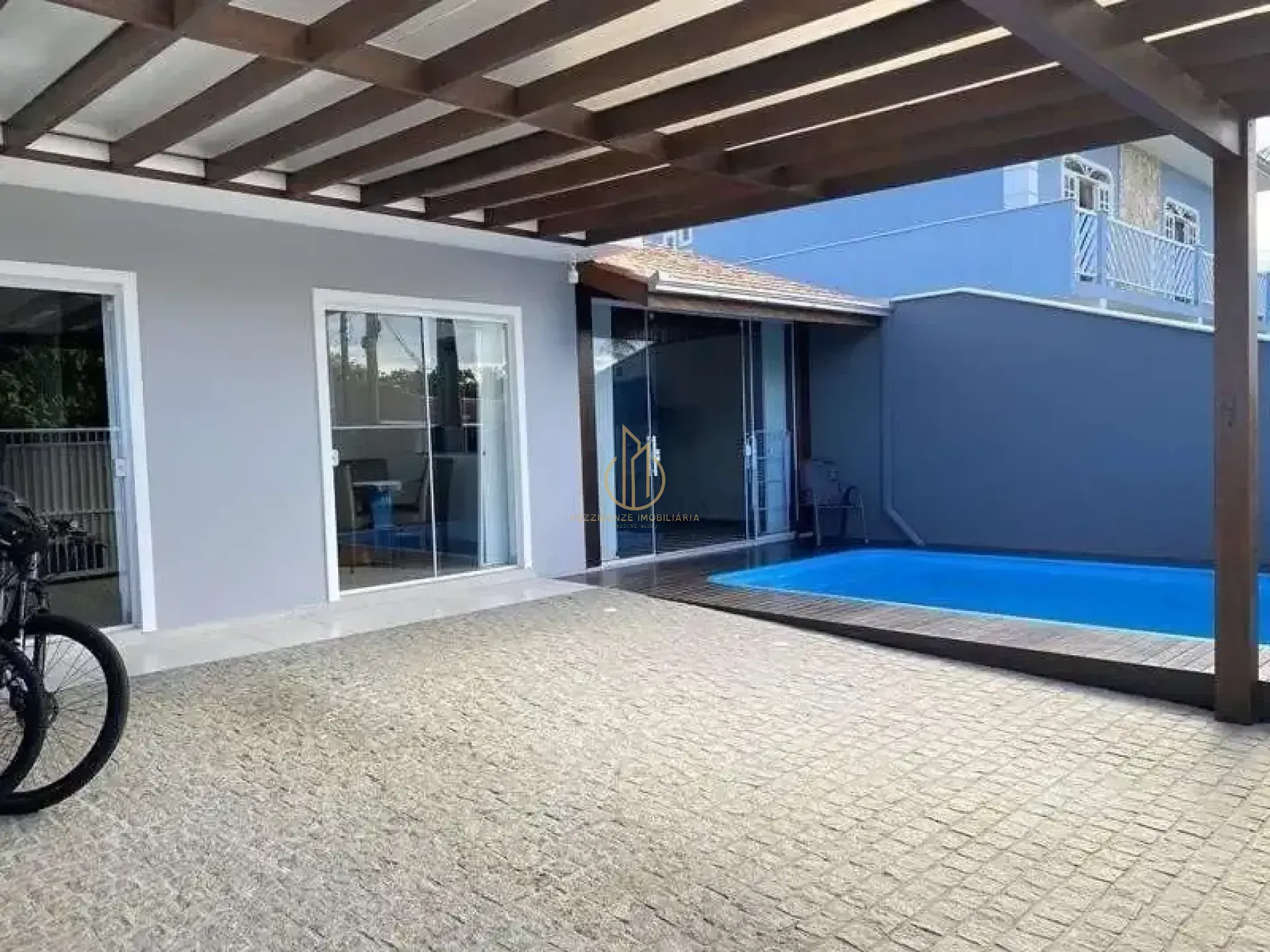 Sobrado geminado com piscina no bairro Fátima