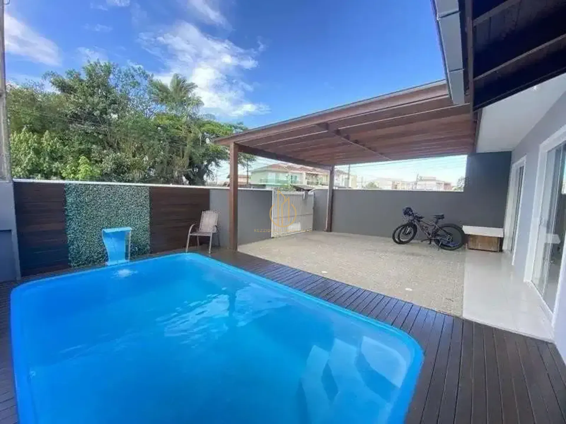Sobrado geminado com piscina no bairro Fátima