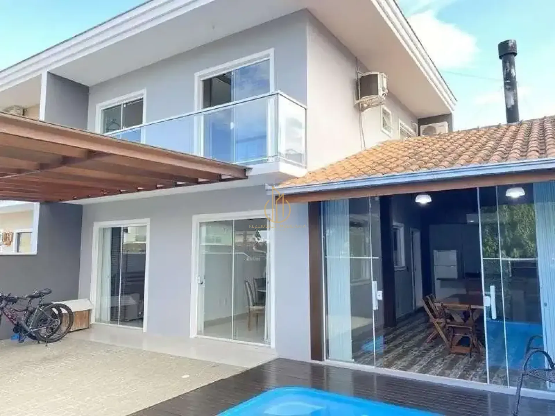 Sobrado geminado com piscina no bairro Fátima
