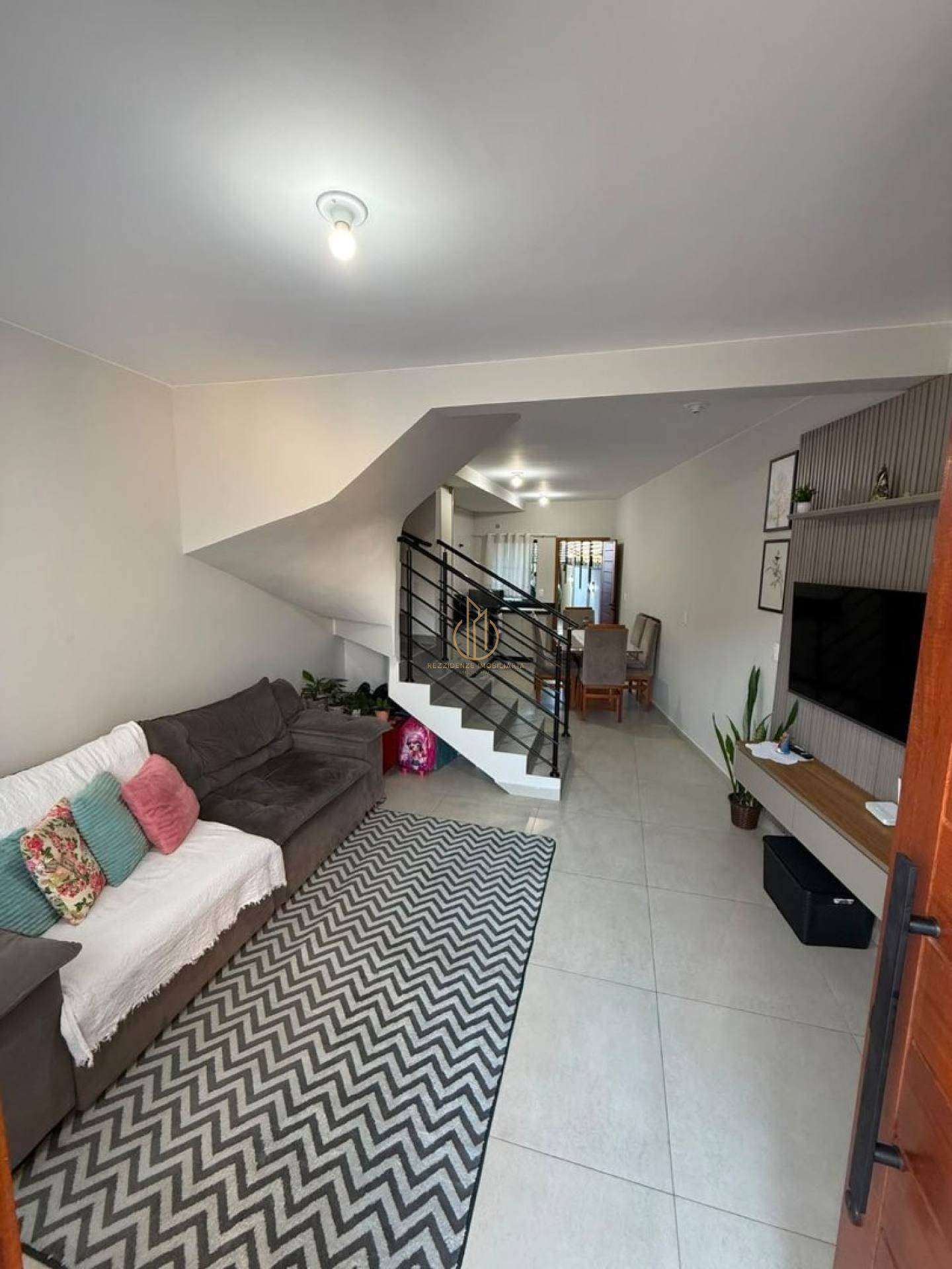 Sobrado geminado semimobiliado 2 quartos no Jardim Iririú