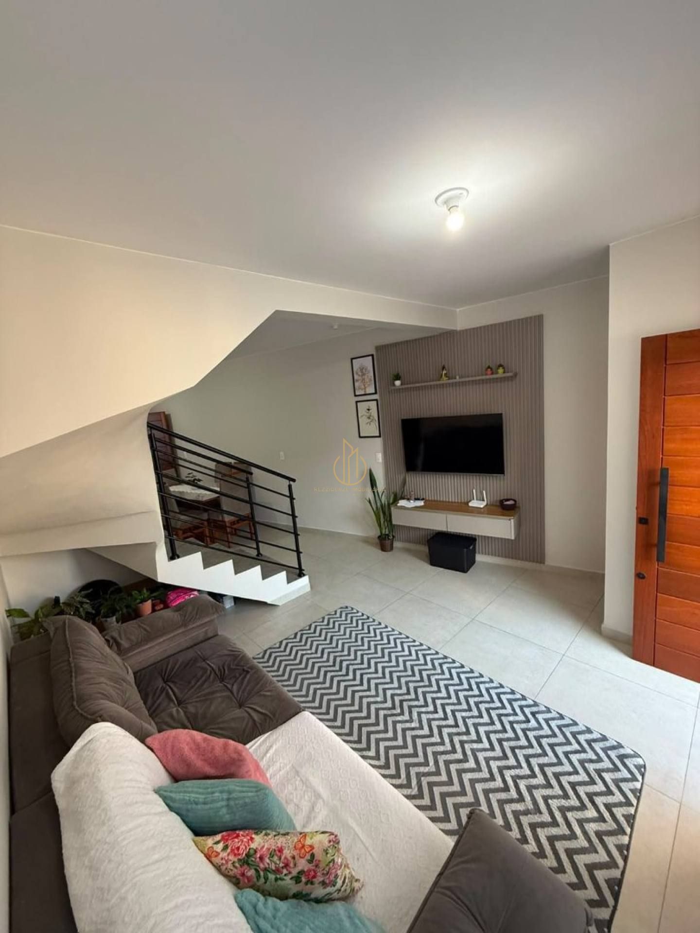 Sobrado geminado semimobiliado 2 quartos no Jardim Iririú