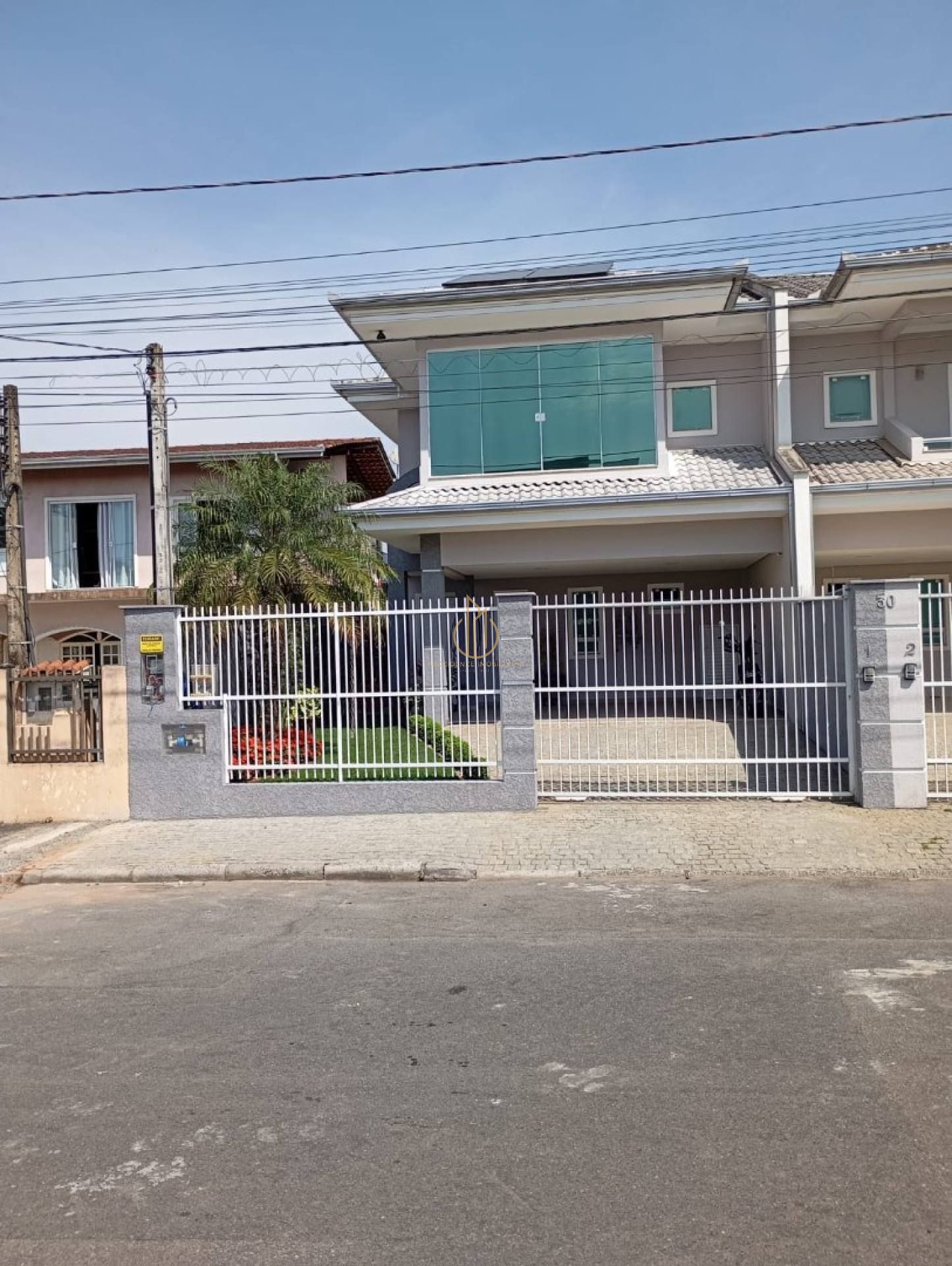 Casa semimobiliada 3 quartos no Iririú