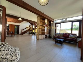 Casa com 5/4, sendo 4 suítes, à venda no Condomínio Enseada Praia da Espera.