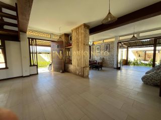 Casa com 5/4, sendo 4 suítes, à venda no Condomínio Enseada Praia da Espera.