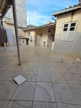 Casa localizada na Avenida Hermes Fontes