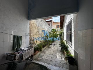 Vendo casa 2/4 na Farolândia com 1 suíte