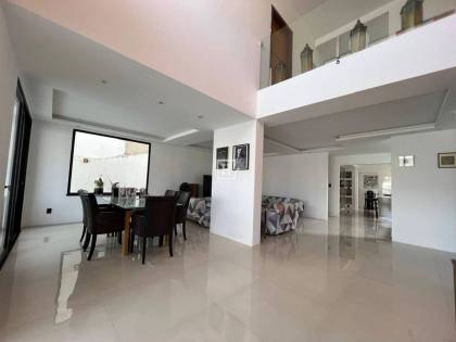 Casa com 5 Quartos e Piscina na Coroa do Meio