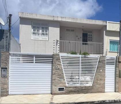 Casa com 5 Quartos e Piscina na Coroa do Meio