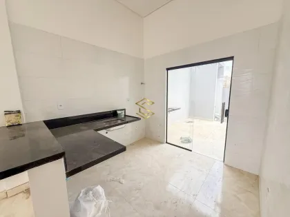 Casa à venda no Village Sudoeste com 3 quartos e área gourmet, por R$ 365.000