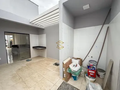 Casa à venda no Village Sudoeste com 3 quartos e área gourmet, por R$ 365.000