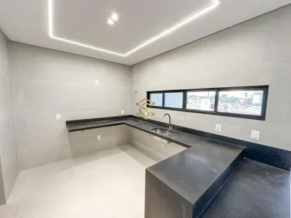 Casa no Ecoville Residence, 4 quartos e gourmet, R$ 950.000,00