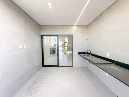 Casa no Ecoville Residence, 4 quartos e gourmet, R$ 950.000,00