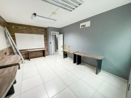 Prédio Comercial 157m² com 5 Escritórios + Estacionamento no Catolé