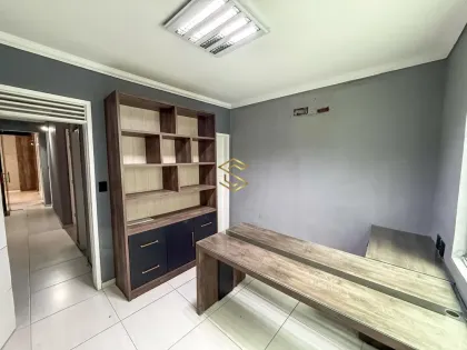 Prédio Comercial 157m² com 5 Escritórios + Estacionamento no Catolé
