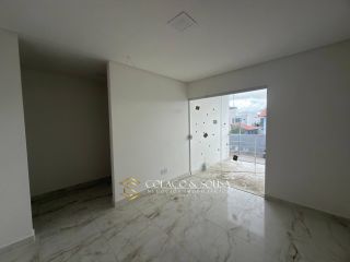 Casa duplex a venda no centenário