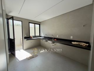 CASA NOVA A VENDA NO ALPHAVILLE MIRANTE com 04 suítes amplas e área de lazer privativa  
