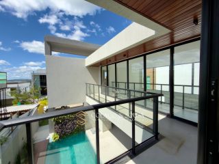 CASA NOVA A VENDA NO ALPHAVILLE MIRANTE com 04 suítes amplas e área de lazer privativa  