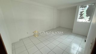 APARTAMENTO DE 2 QUARTOS À VENDA NO CATOLÉ COM VARANDA.