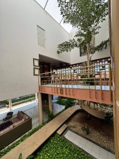 Casa Duplex de Luxo com 5 Suítes, Jardim Interno e Claraboia | 600 m² Construídos | Arquitetura Exclusiva