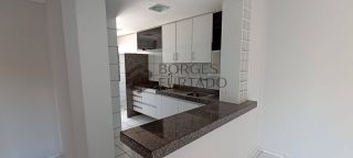 Apartamento à Venda com 3 Quartos e 2 Suítes em Condomínio Fechado
