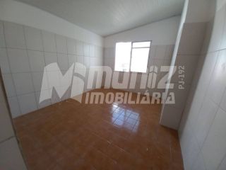 ALUGA-SE CASA NO JABOTIANA