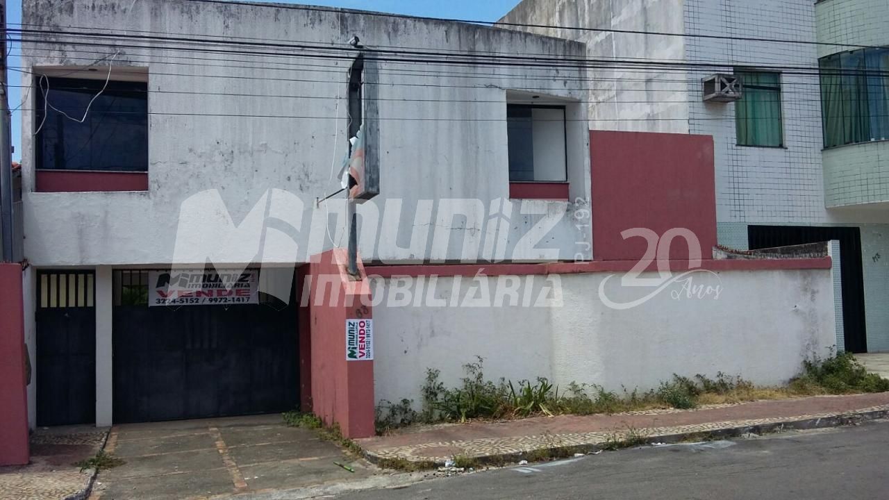 Casa à Venda no Grageru – 484m² com Excelente Posição