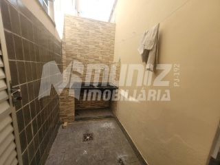 ALUGA-SE CASA NA P/SUPERIOR DA RUA ARNALDO DANTAS