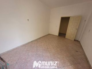OPORTUNIDADE EXCELENTE: ALUGA-SE CASA NA PRAÇA OLIMPIO CAMPOS