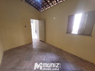 OPORTUNIDADE EXCELENTE: ALUGA-SE CASA NA PRAÇA OLIMPIO CAMPOS
