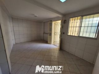 OPORTUNIDADE EXCELENTE: ALUGA-SE CASA NA PRAÇA OLIMPIO CAMPOS