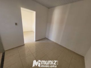 OPORTUNIDADE EXCELENTE: ALUGA-SE CASA NA PRAÇA OLIMPIO CAMPOS