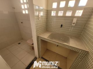 OPORTUNIDADE EXCELENTE: ALUGA-SE CASA NA PRAÇA OLIMPIO CAMPOS