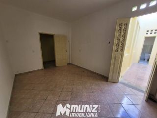 OPORTUNIDADE EXCELENTE: ALUGA-SE CASA NA PRAÇA OLIMPIO CAMPOS