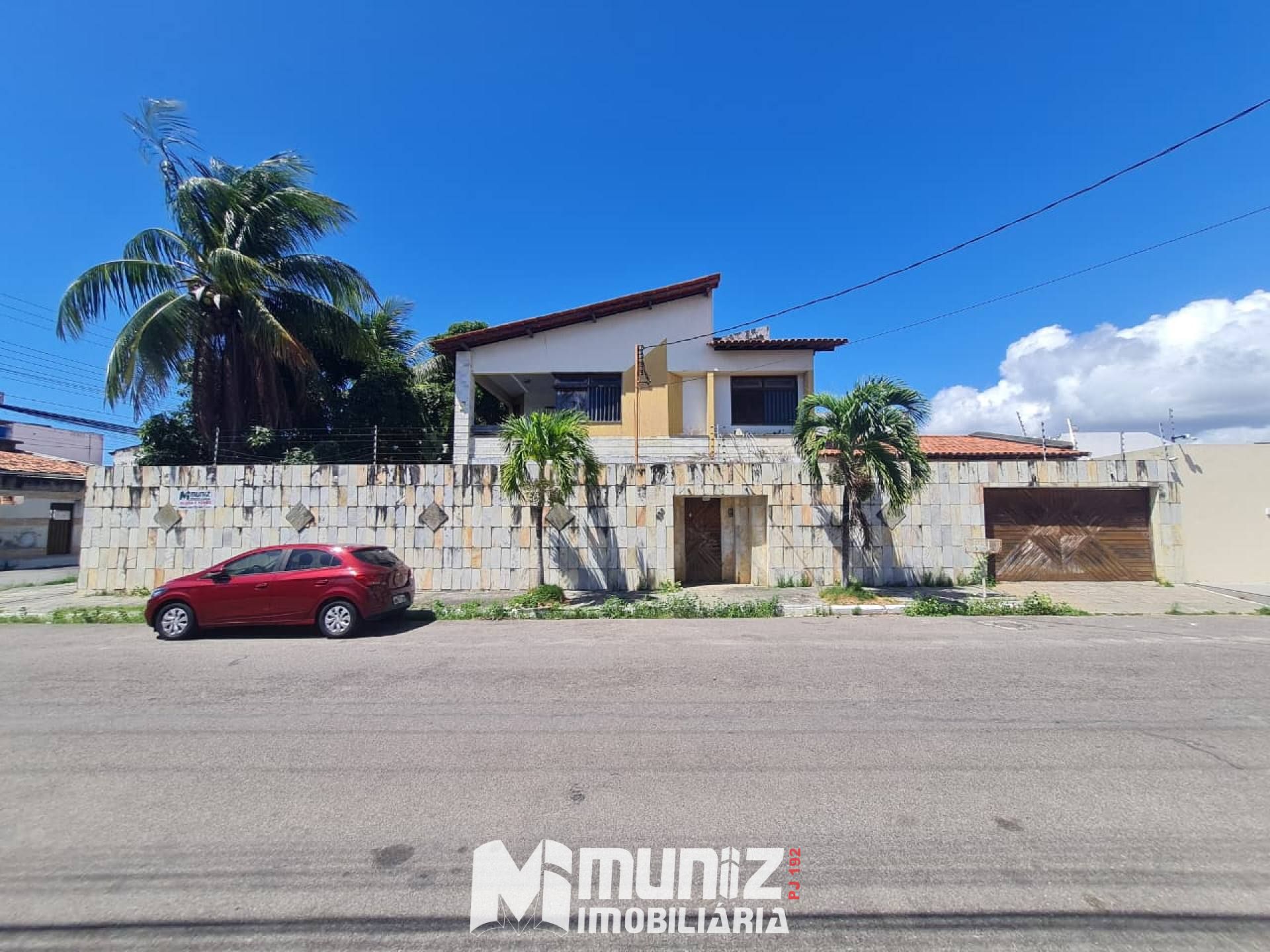 ALUGA-SE CASA COM 2 PAVIMENTOS NA RUA JOÃO BEZERRA DINIZ