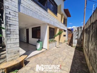 ALUGA-SE CASA COM 2 PAVIMENTOS NA RUA JOÃO BEZERRA DINIZ