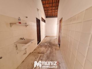 ALUGA-SE CASA COM 2 PAVIMENTOS NA RUA JOÃO BEZERRA DINIZ