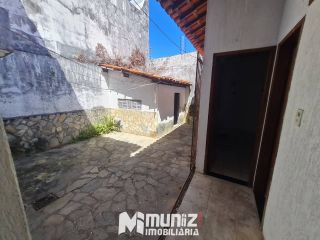 ALUGA-SE CASA COM 2 PAVIMENTOS NA RUA JOÃO BEZERRA DINIZ