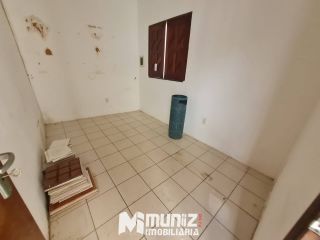 ALUGA-SE CASA COM 2 PAVIMENTOS NA RUA JOÃO BEZERRA DINIZ