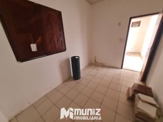 ALUGA-SE CASA COM 2 PAVIMENTOS NA RUA JOÃO BEZERRA DINIZ