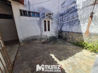 ALUGA-SE CASA COM 2 PAVIMENTOS NA RUA JOÃO BEZERRA DINIZ