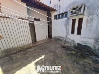 ALUGA-SE CASA COM 2 PAVIMENTOS NA RUA JOÃO BEZERRA DINIZ