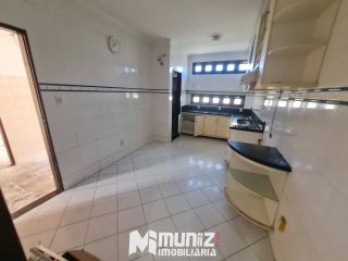 ALUGA-SE CASA COM 2 PAVIMENTOS NA RUA JOÃO BEZERRA DINIZ