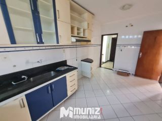 ALUGA-SE CASA COM 2 PAVIMENTOS NA RUA JOÃO BEZERRA DINIZ