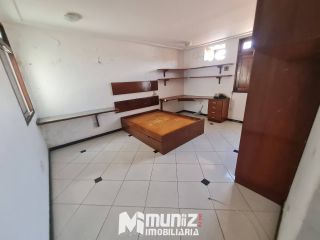 ALUGA-SE CASA COM 2 PAVIMENTOS NA RUA JOÃO BEZERRA DINIZ