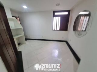 ALUGA-SE CASA COM 2 PAVIMENTOS NA RUA JOÃO BEZERRA DINIZ