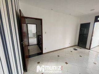 ALUGA-SE CASA COM 2 PAVIMENTOS NA RUA JOÃO BEZERRA DINIZ