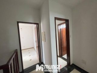 ALUGA-SE CASA COM 2 PAVIMENTOS NA RUA JOÃO BEZERRA DINIZ