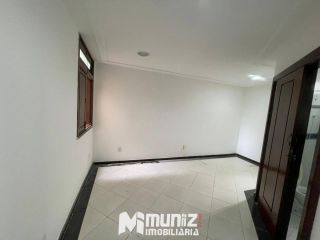 ALUGA-SE CASA COM 2 PAVIMENTOS NA RUA JOÃO BEZERRA DINIZ