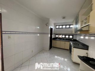 ALUGA-SE CASA COM 2 PAVIMENTOS NA RUA JOÃO BEZERRA DINIZ
