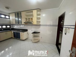 ALUGA-SE CASA COM 2 PAVIMENTOS NA RUA JOÃO BEZERRA DINIZ
